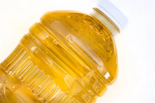  2 litrelik bir ayçiçeği şişesinin üst kısmı beyaz yüzeyde fotokopi alanı olan yağ pişiriyor.