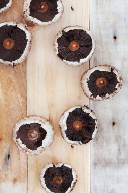 Portobello mantarlarının düz yatağı kopyalanmış ahşap yüzey üzerinde