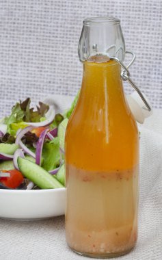 Ev yapımı salata sosu ve yanında salata ve fotokopi alanı.