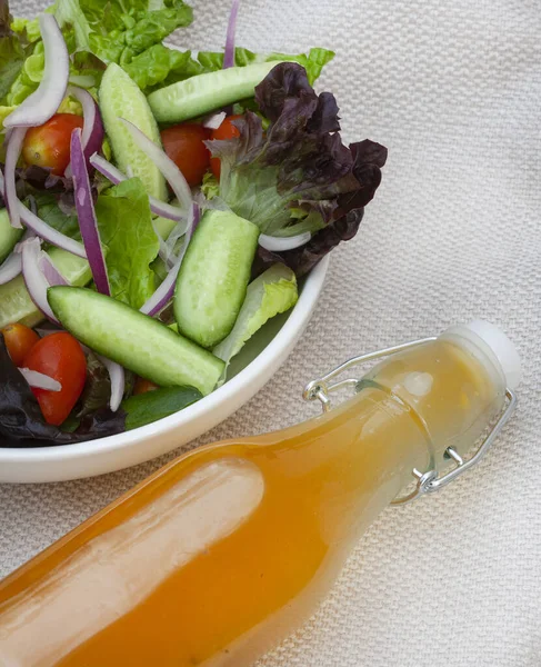 Hausgemachtes Salatdressing Mit Beilagensalat Auf Rustikalem Tisch Mit Kopierraum — Stockfoto