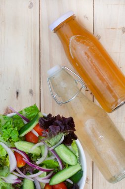 Ev yapımı salata sosu, yanında salata ve fotokopi masası.