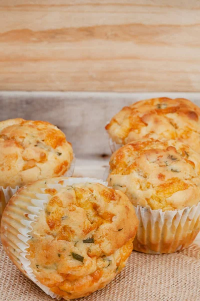 Queijo Muffins Salgados Ervas Assados Perfeição Cheesy Uma Superfície Rústica — Fotografia de Stock