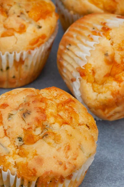 Muffins Salgados Queijo Ervas Assados Com Perfeição Cheesy Uma Superfície — Fotografia de Stock