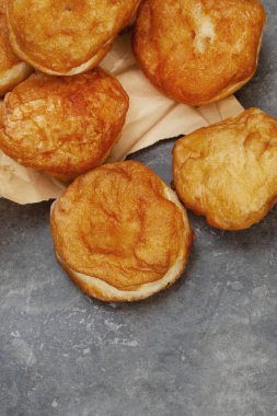 Güney Afrika vetkoek, bol yağda kızartılmış tuzlu hamur, benekli gri arka planda fotokopi alanı ile