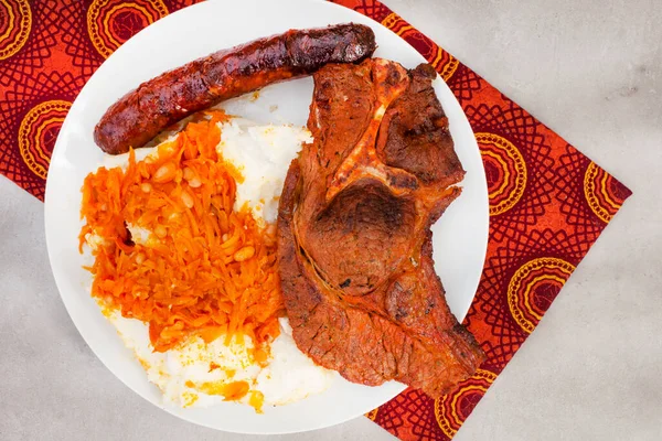 伝統的な南アフリカのブライやシサ ニヤマの平置き 開いている炎と伝統的な鍋料理とチャカラカで調理された肉 — ストック写真