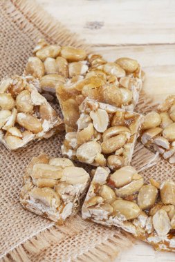 Fıstık ezmesi, eski moda tatlı bir favoridir. Kopya alanı ile kırsal tip yüzeyde küçük barlara bölünür.