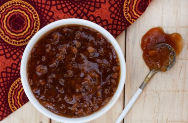 Geleneksel Güney Afrika meyve turşusu. Fotokopi alanı olan beyaz bir kase içinde popüler bir sos.