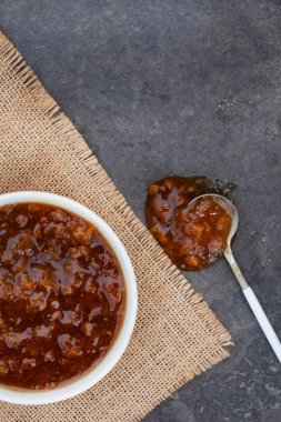 Geleneksel Güney Afrika meyve turşusu. Fotokopi alanı olan beyaz bir kase içinde popüler bir sos.