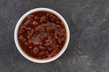 Geleneksel Güney Afrika meyve turşusu. Fotokopi alanı olan beyaz bir kase içinde popüler bir sos.