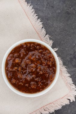 Geleneksel Güney Afrika meyve turşusu. Fotokopi alanı olan beyaz bir kase içinde popüler bir sos.