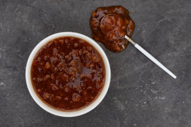 Geleneksel Güney Afrika meyve turşusu. Fotokopi alanı olan beyaz bir kase içinde popüler bir sos.