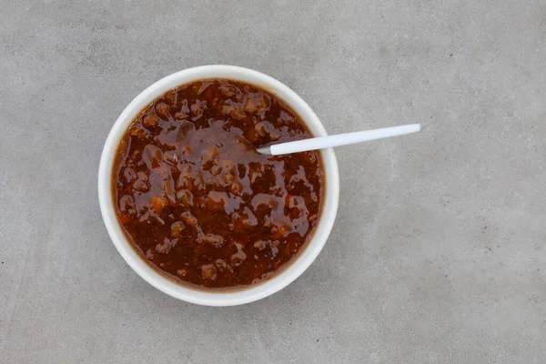 Geleneksel Güney Afrika meyve turşusu. Fotokopi alanı olan beyaz bir kase içinde popüler bir sos.
