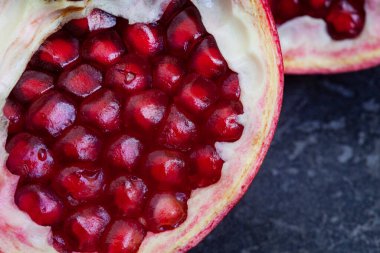 Nar, kopyalanmış boşluklu grunge yüzeyindeki çekirdekler ile yarılır.