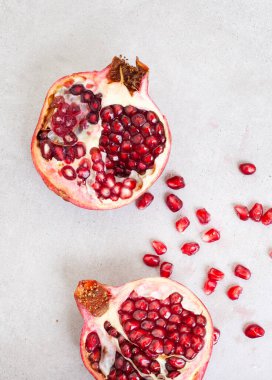 Nar, kopyalanmış boşluklu grunge yüzeyindeki çekirdekler ile yarılır.
