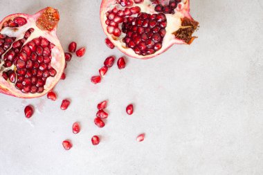 Nar, kopyalanmış boşluklu grunge yüzeyindeki çekirdekler ile yarılır.