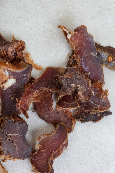 Dél Afrikai Biltong Szárított Pácolt Hús Szeletelt Szürke Háttér Fénymásoló — Stock Fotó
