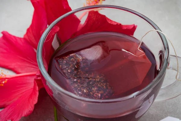 Thé Hibiscus Lumineux Savoureux Dans Une Tasse Verre Avec Fleur — Photo