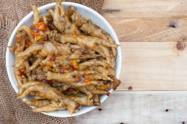 Güney Afrika yemeği, pişmiş tavuk ayağı ya da soğan ve soslu telsiz.