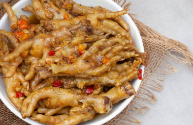 Güney Afrika yemeği, pişmiş tavuk ayağı ya da soğan ve soslu telsiz.