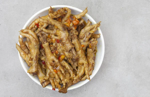 Güney Afrika yemeği, pişmiş tavuk ayağı ya da soğan ve soslu telsiz.