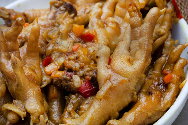 Güney Afrika yemeği, pişmiş tavuk ayağı ya da soğan ve soslu telsiz.