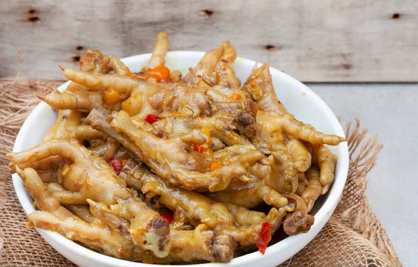 Güney Afrika yemeği, pişmiş tavuk ayağı ya da soğan ve soslu telsiz.