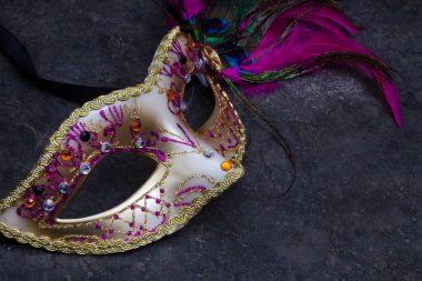 Altın ve pembe maskeli benekli yüzeyde kopyalama alanı