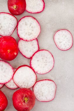 bütün ve dilimlenmiş turp benekli gri üzerinde kopyalama alanı ile