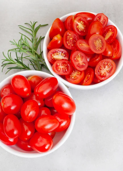 Bowls Small Cut Uncut Rosa Tomatoes Mottled Grey Copy Space — Stock Photo, Image