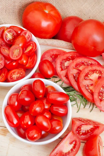 Fresh Sliced Tomato Big Small Whole Tomatoes Farm Style Table — Stock Photo, Image
