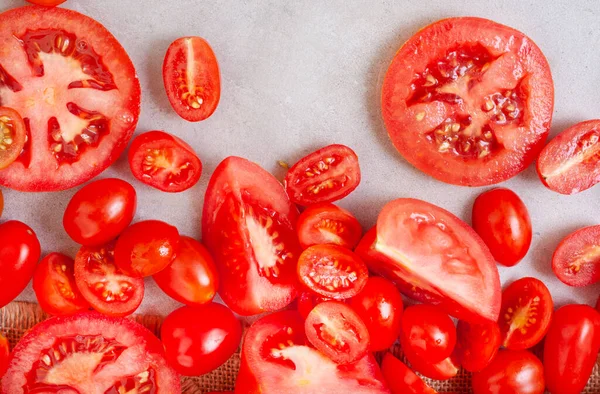Flat Lay Sliced Whole Tomatoes Grey Copy Space — Stock Photo, Image