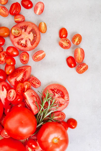 Flat Lay Sliced Whole Tomatoes Raw Wood Copy Space — Stock Photo, Image