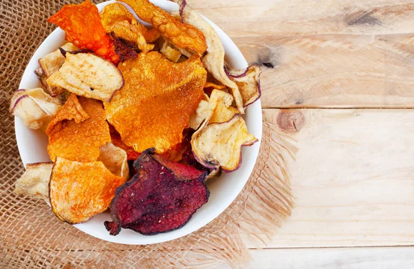 Mixed Root Vegetable Crisps Rustic Wooden Table Copy Space — ストック写真