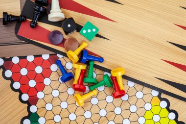 Klasik masa üstü oyunları, gençler ve yaşlılar için eğlence karışımı.