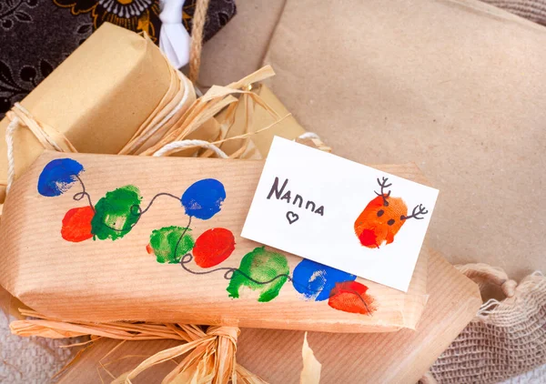 Ev yapımı ve el yapımı aşk, çocuklar kendi ambalaj kağıtlarınızı ve Noel için hediye etiketlerinizi yaparlar. 