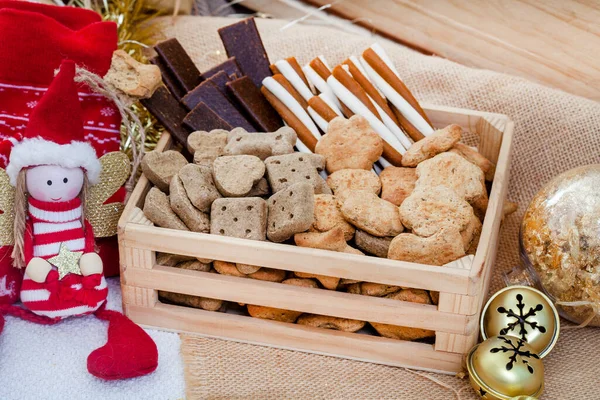 Hündchen Verwöhnen Weihnachtsschachtel Rustikalem Festlichem Rahmen Mit Glockengeläut — Stockfoto