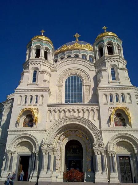 ロシア ウクライナ ベローラス スラヴ人の人々の信仰とキリスト教への信仰の正統派教会大聖堂のクロンシュタット古代歴史的建造物 — ストック写真