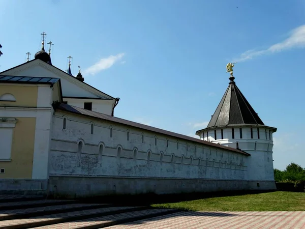 Serpukhov, Rusya, Ukrayna, Belorus, Slav halkının Hıristiyanlığa olan inancı ve inançlarının ortodoks kilise katedralinin tarihi binası.