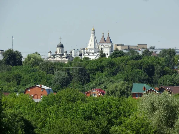 Serpukhov, Rusya, Ukrayna, Belorus, Slav halkının Hıristiyanlığa olan inancı ve inançlarının ortodoks kilise katedralinin tarihi binası.