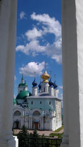 ヴェリキー ロストフロシア ウクライナ ベロルス スラヴ人の人々の信仰とキリスト教への信仰の正統派教会大聖堂の偉大な古代の歴史的建造物 — ストック写真