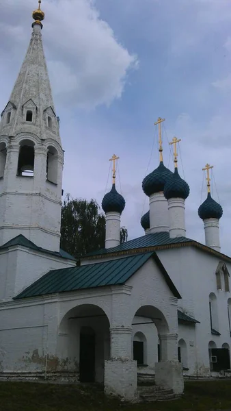 ヤロスラヴルロシア ウクライナ ベロルス スラヴ人の人々の信仰とキリスト教への信仰の正統派教会大聖堂の古代歴史的建造物 — ストック写真