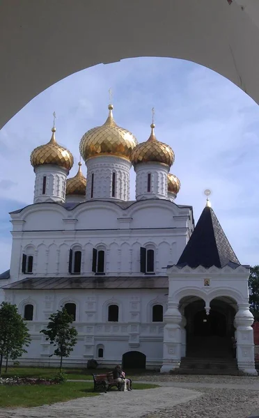 コストロマロシア ウクライナ ベローラス スラヴ人の人々の信仰とキリスト教への信仰の正統派教会大聖堂の古代歴史的建造物 — ストック写真