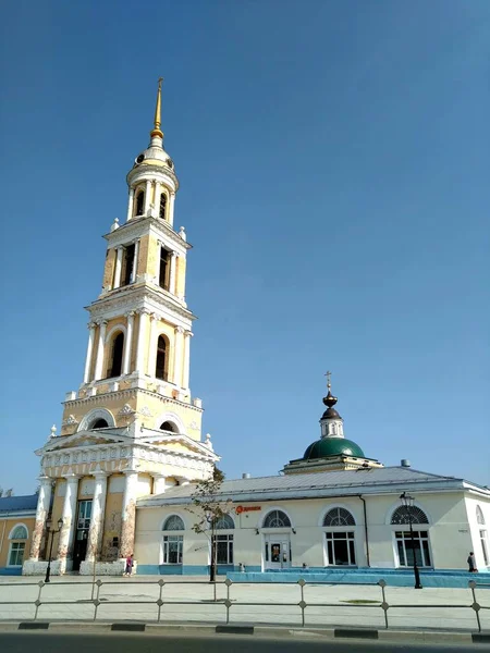 コロンナロシア ウクライナ ベローラス スラヴ人の人々の信仰とキリスト教への信仰の正統派教会大聖堂の古代歴史的建造物 — ストック写真
