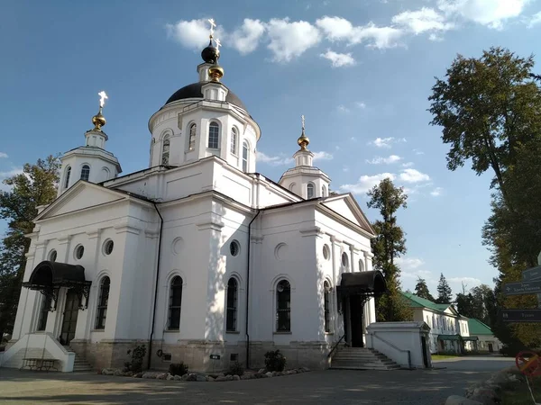ベルリンの荒野ロシア ウクライナ ベロルス スラヴ人の人々の信仰とキリスト教への信仰の正統派教会大聖堂の古代歴史的建造物 — ストック写真