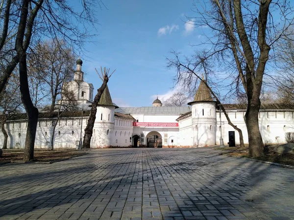 モスクワ アンドロニックロシア ウクライナ ベローラス スラヴ人の人々の信仰とキリスト教への信仰の正統派教会大聖堂の古代の歴史的建造物 — ストック写真