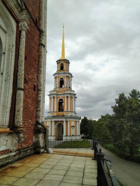Rusya, Ukrayna, Belorus, Slav halkının Hıristiyanlığa olan inancı ve inançlarının ortodoks kilise katedralinin Ryazan Tarihi Binası