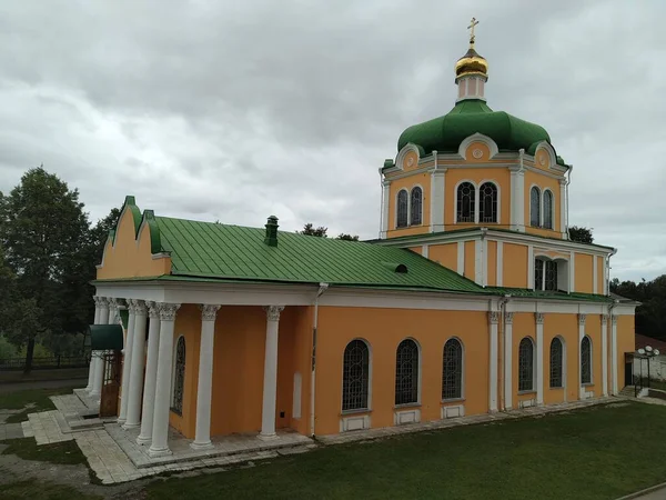 リャザンロシア ウクライナ ベローラス スラヴ人の人々の信仰とキリスト教への信仰の正統派教会大聖堂の古代の歴史的建造物 — ストック写真