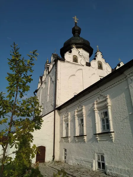Sviyazhskロシア ウクライナ ベローラス スラヴ人の人々の信仰とキリスト教への信仰の正統派教会大聖堂の古代歴史的建造物 — ストック写真