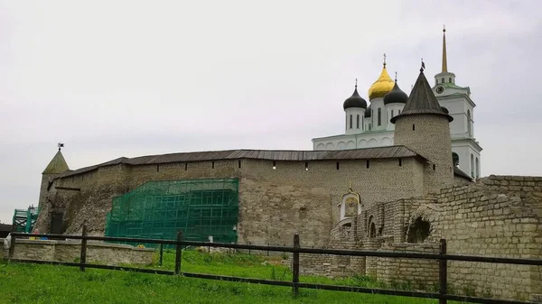 プスコフロシア ウクライナ ベローラス スラヴ人の人々の信仰とキリスト教への信仰の正統派教会大聖堂の古代歴史的建造物 — ストック写真