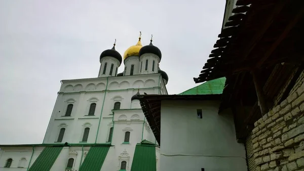 プスコフロシア ウクライナ ベローラス スラヴ人の人々の信仰とキリスト教への信仰の正統派教会大聖堂の古代歴史的建造物 — ストック写真